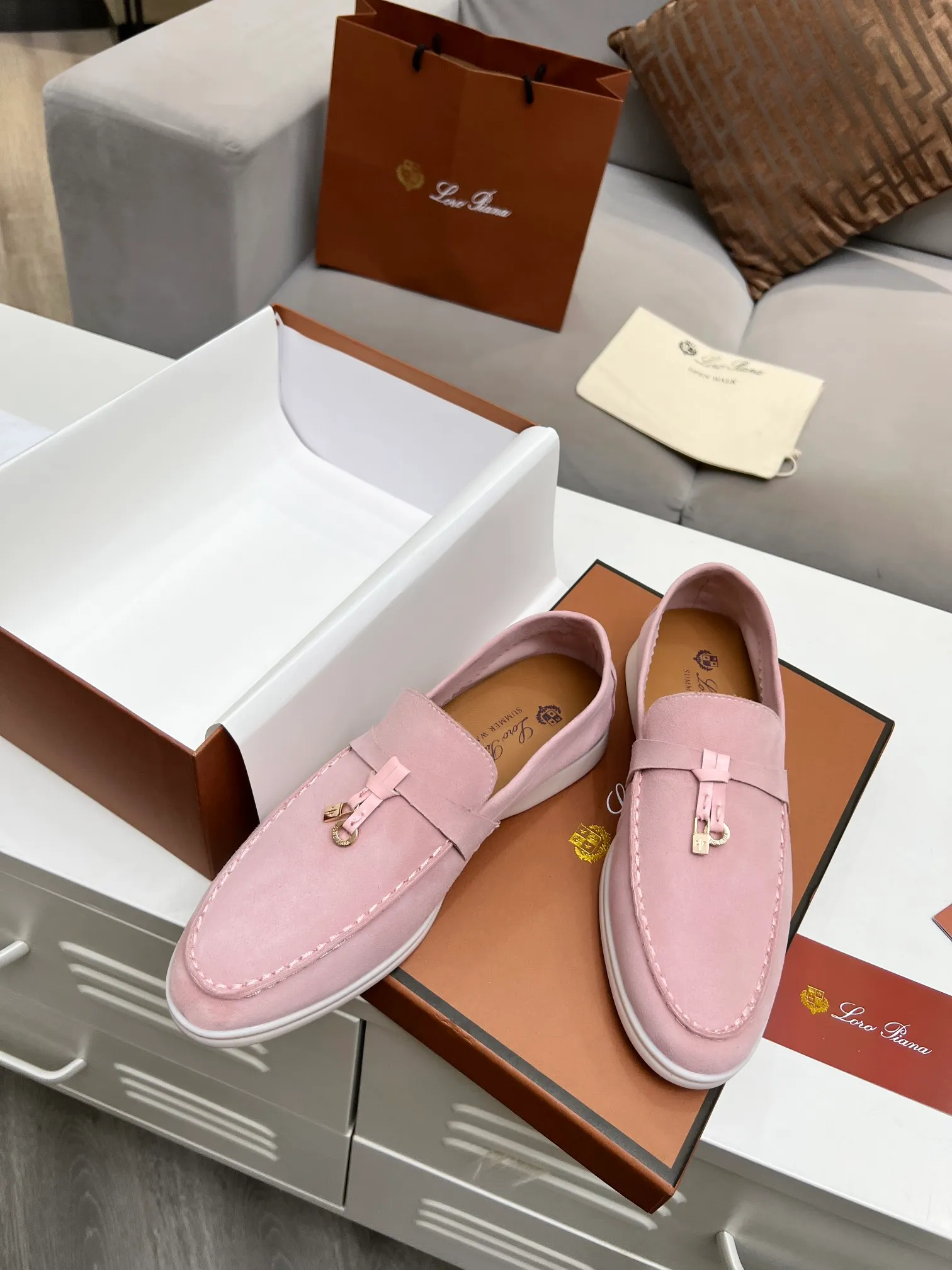 👟👟Ex-factory price 480👟👟 【Loro Piana】Italian top cashmere is fashionable and classic, and the leather is also practical and still of the highest quality on the Internet. Developed from the original board, the upper is made of Yangjing silk and is smooth. Leather lining, wear-resistant high-elastic beef tendon bottom. Size: 35-42, (men’s +10)